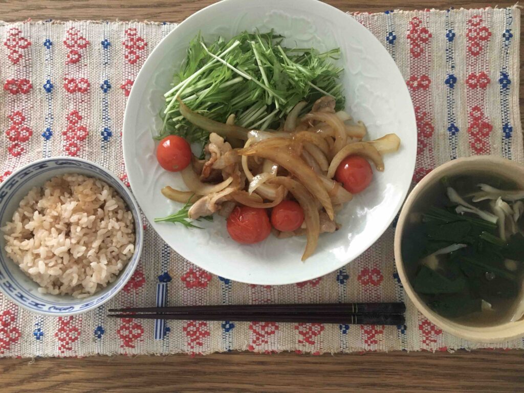 自炊した生姜焼き、ワカメスープ、玄米ご飯