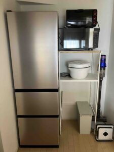 新しい冷蔵庫と収納を置いたキッチン