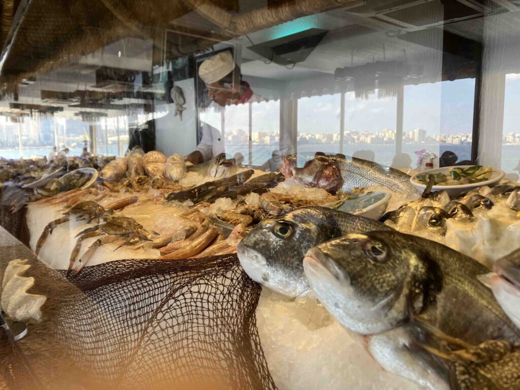 魚の並ぶアレキサンドリアのレストラン